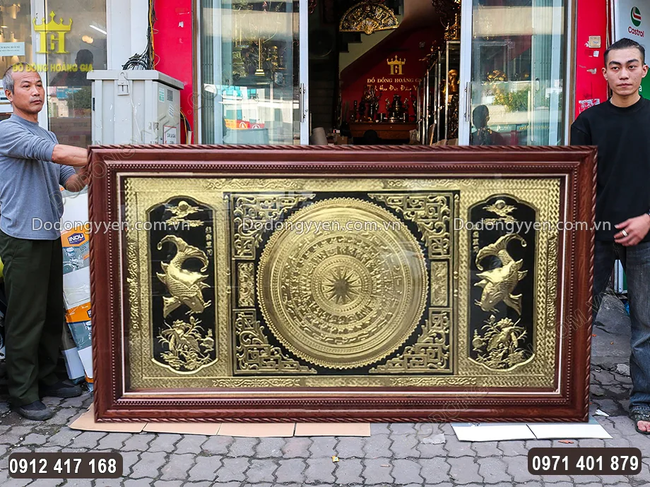 Khung tranh bằng gỗ gụ chắc chắn